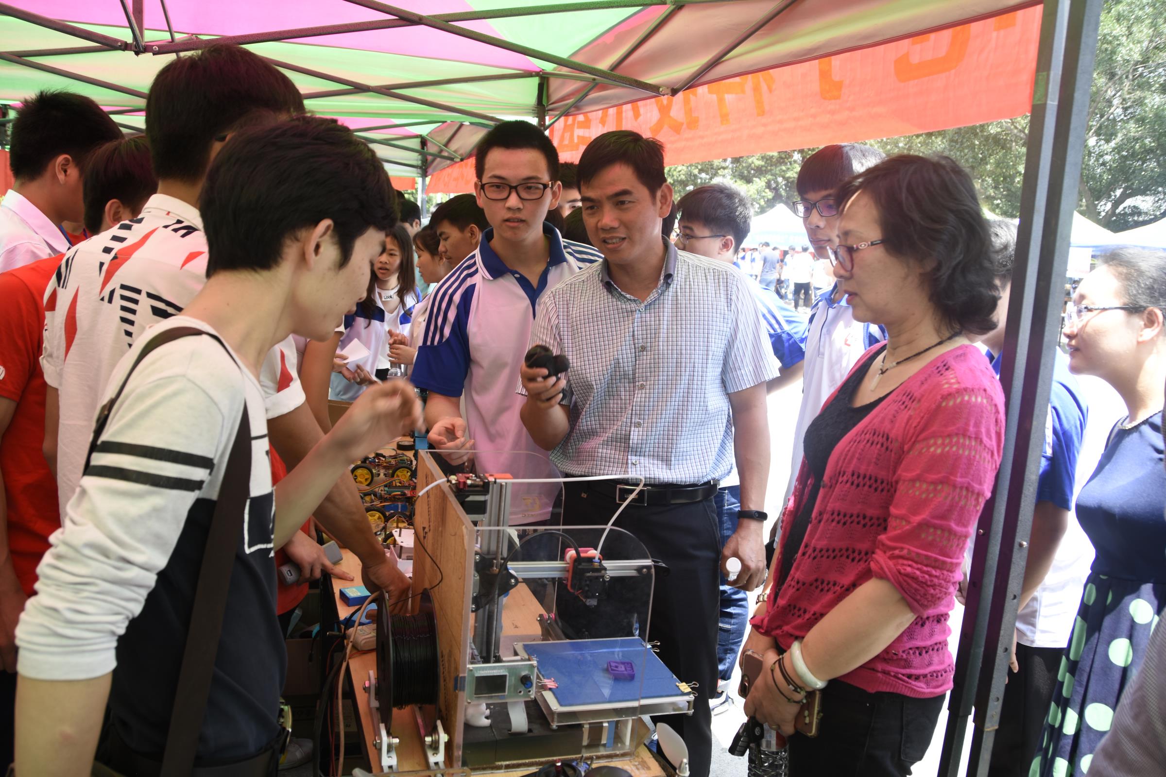 张晋华老师为韦院长和钟书记讲解3D打印机